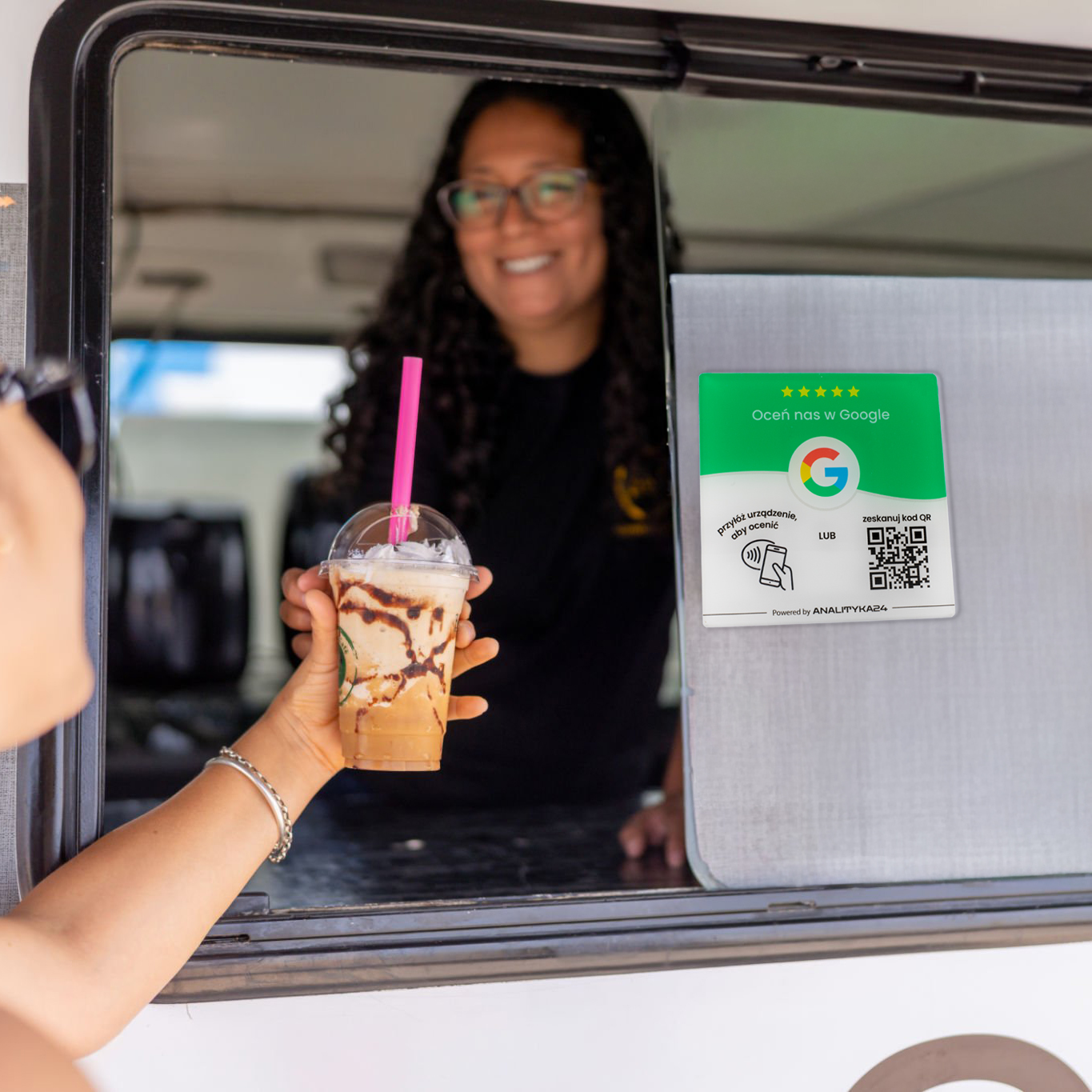 Tabliczka NFC i kod QR do zbierania opinii klientów food trucka