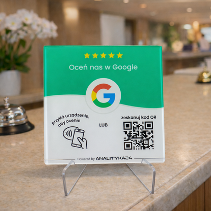 Zielona tabliczka NFC na stojaczku w recepcji Hotelowej 
